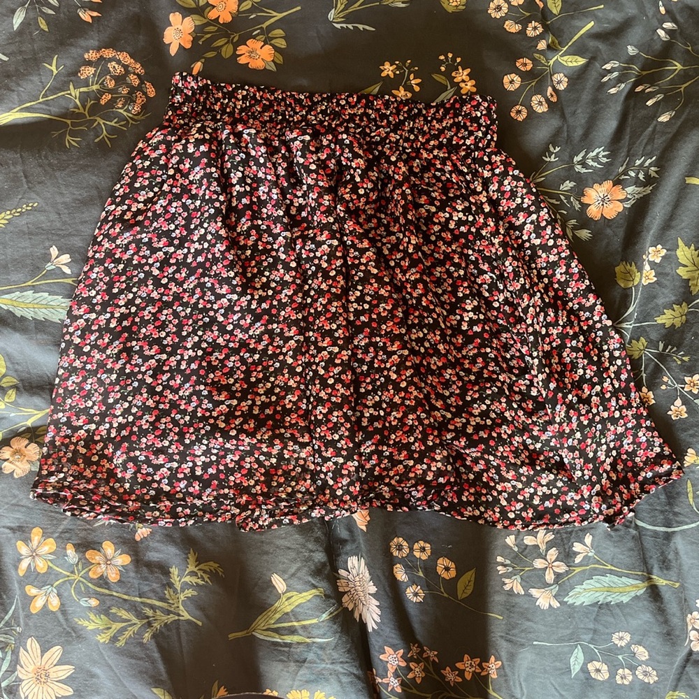 Women’s floral mini skirt . Size M